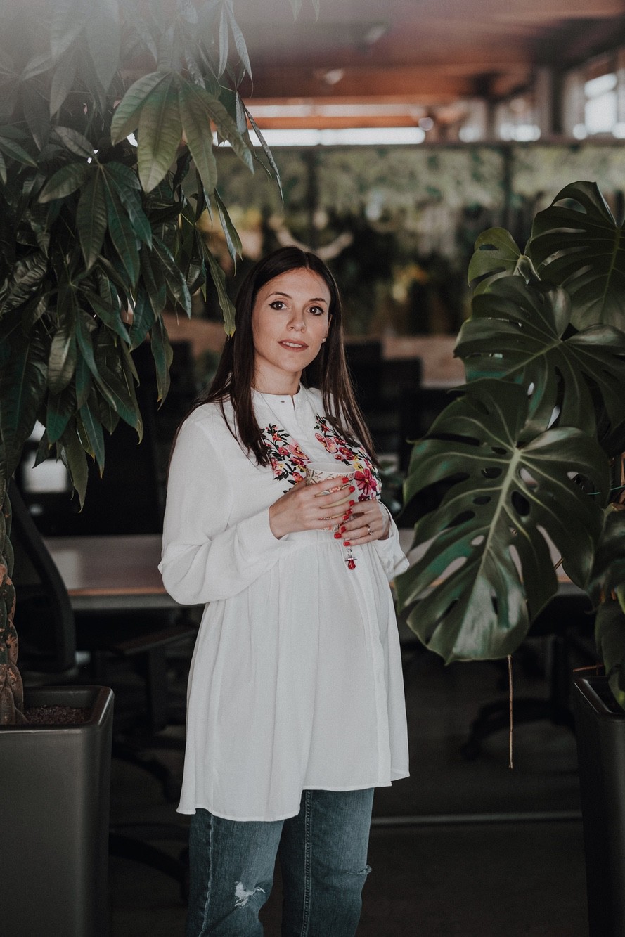 Mamma casual chic col pancione Futura mamma in abiti casual chic col pancione