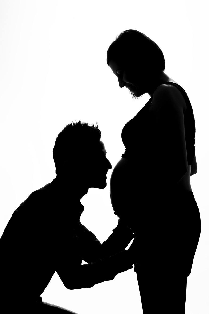 Chiaro scuro di due futuri genitori Foto che ritrae due futuri genitori in stile chiaro scuro