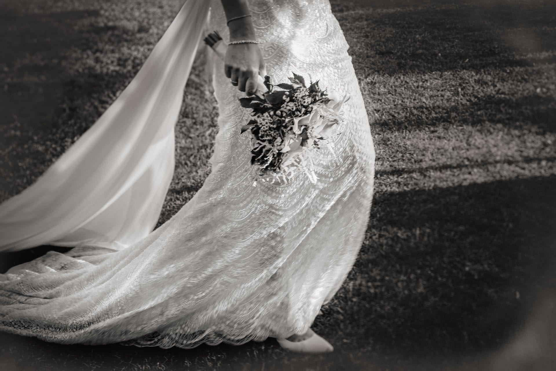 Foto professionale del dettaglio di bouquet e abito di una sposa a Lucera
