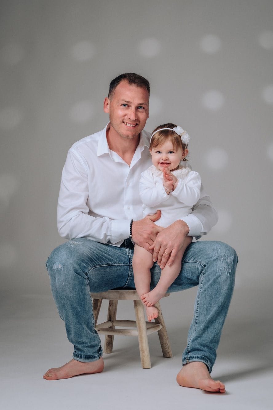 Ritratto di famiglia che ritrae il papà con la figlia