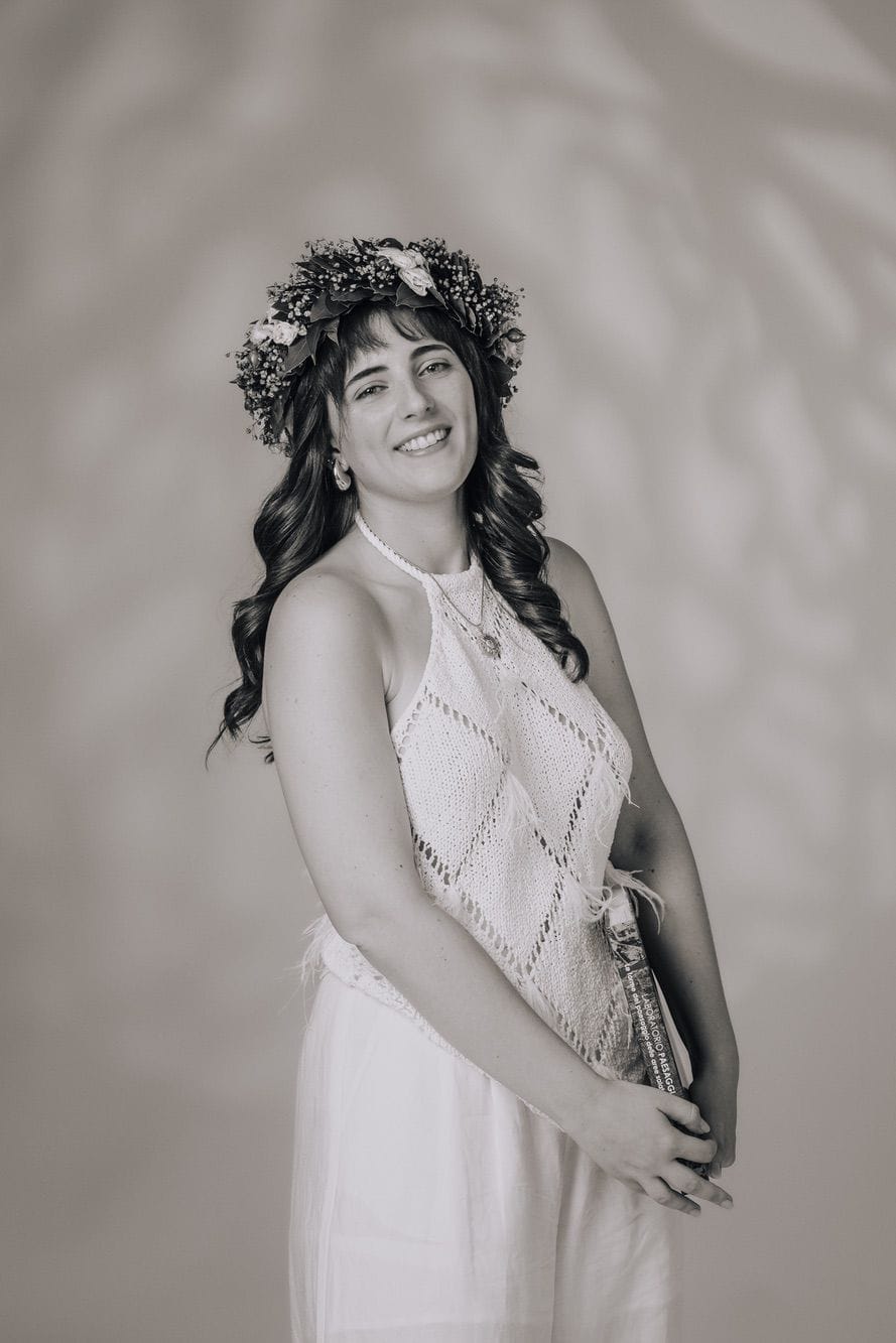 Fotoritratto anticato di un ragazza neolaureata