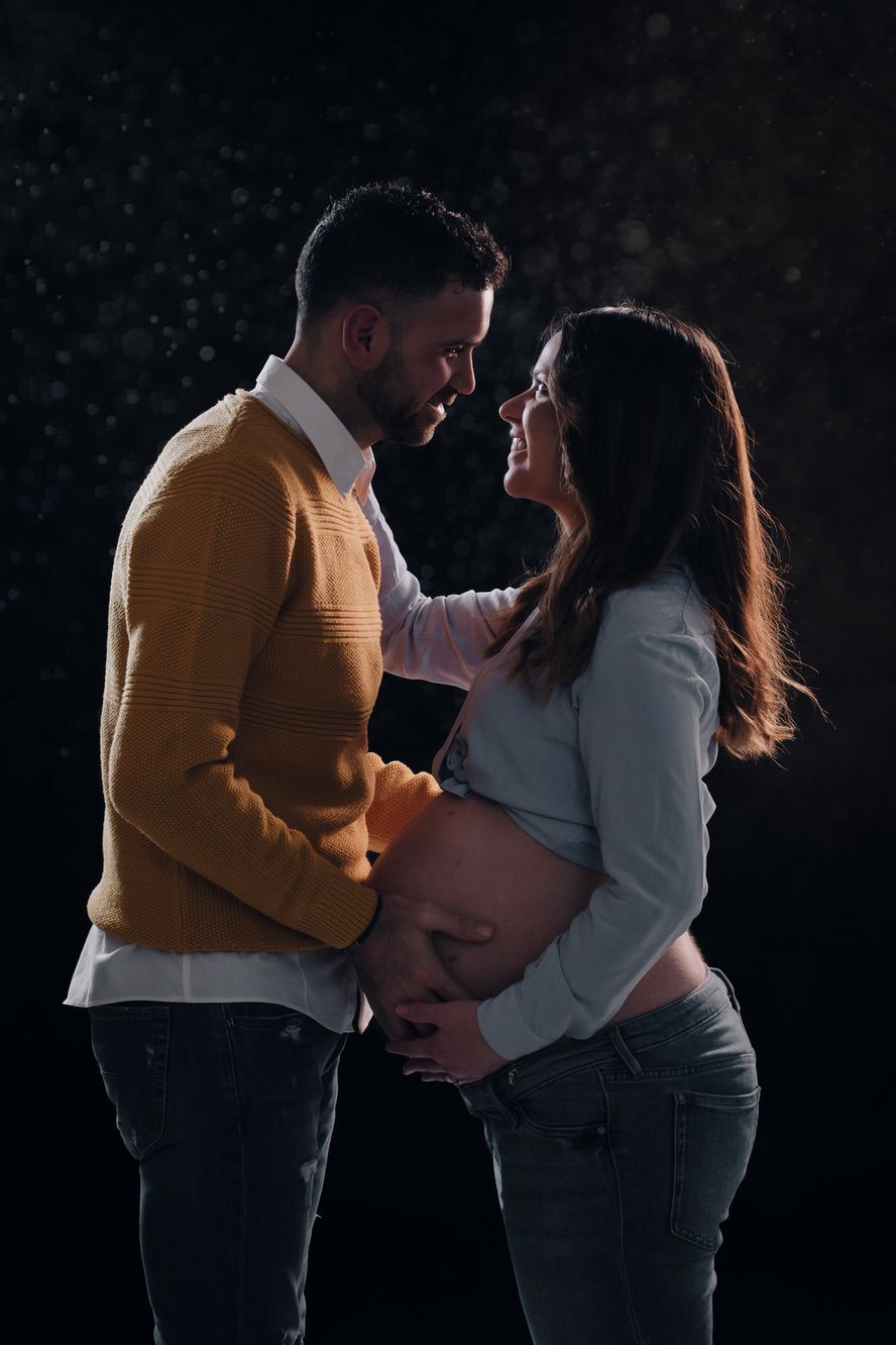 Lifestyle portrait di due futuri genitori