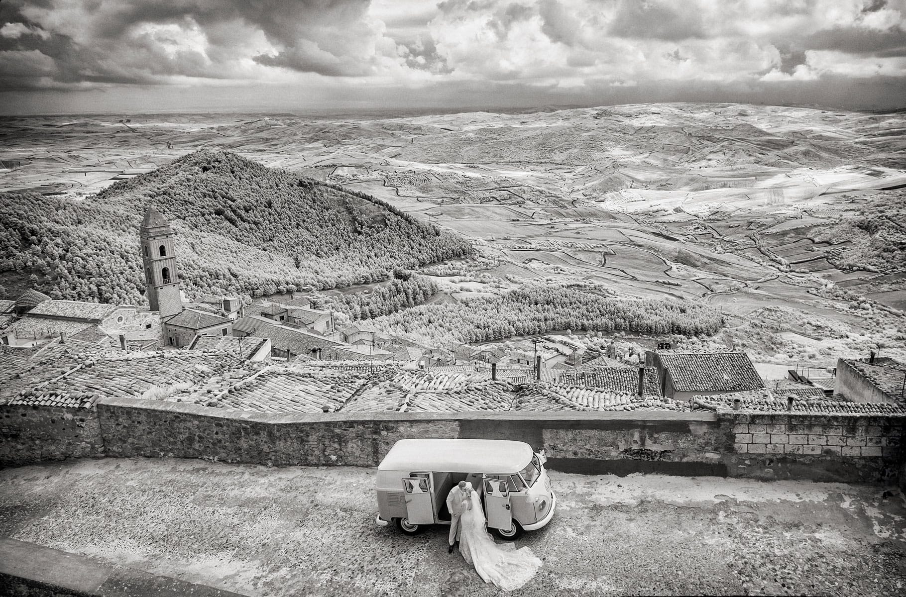 Fotografia all’infrarosso di un paesaggio con sposi in Puglia, tecnica di Pino Coduti