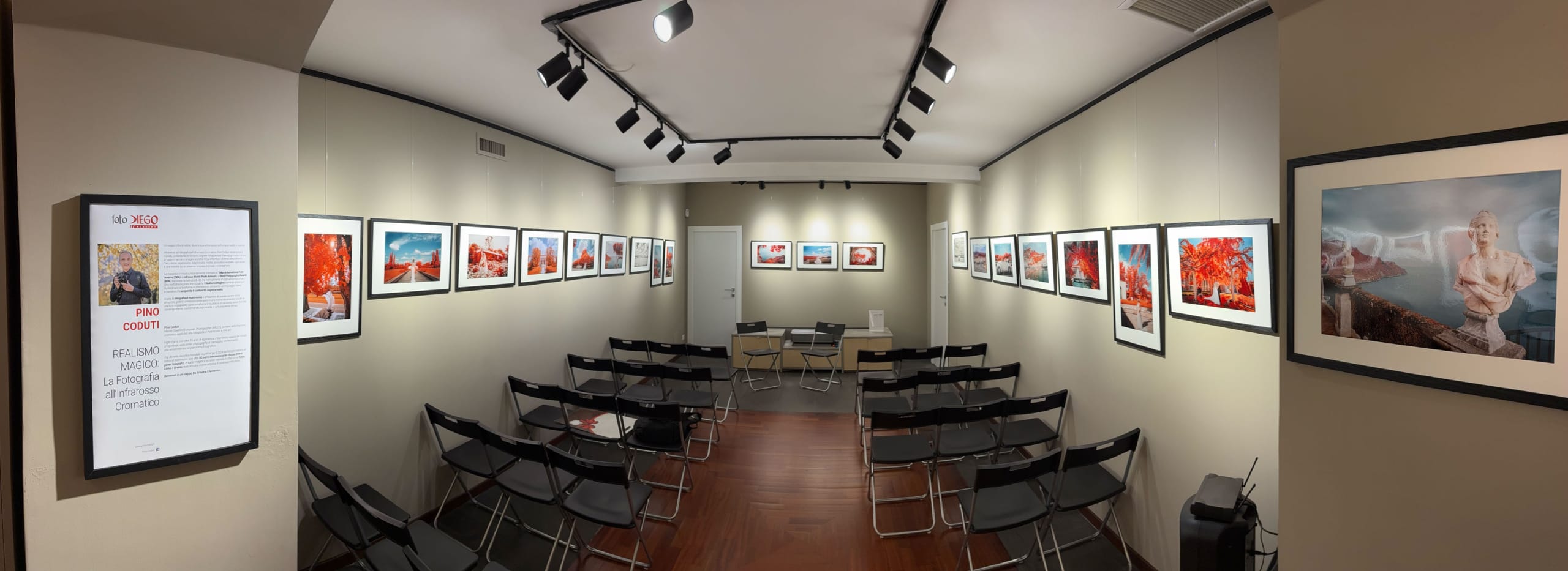 Panoramica della mostra Realismo Magico di Pino Coduti presso la Galleria Foto Diego a Bari