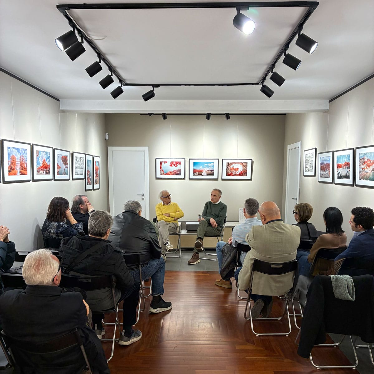 Pino Coduti illustra la sua tecnica all'infrarosso Cromatico durante il vernissage della mostra a Bari