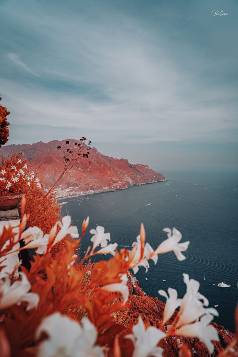 Fotografia all’infrarosso con tonalità surreali presso Villa Cimbrone a Ravello, tecnica di Pino Coduti