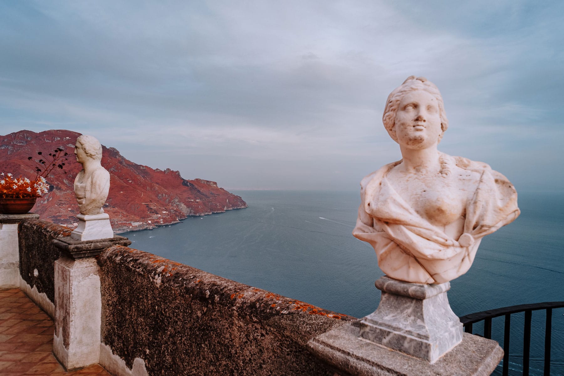 Fotografia all’infrarosso con tonalità surreali presso Villa Cimbrone a Ravello, tecnica di Pino Coduti