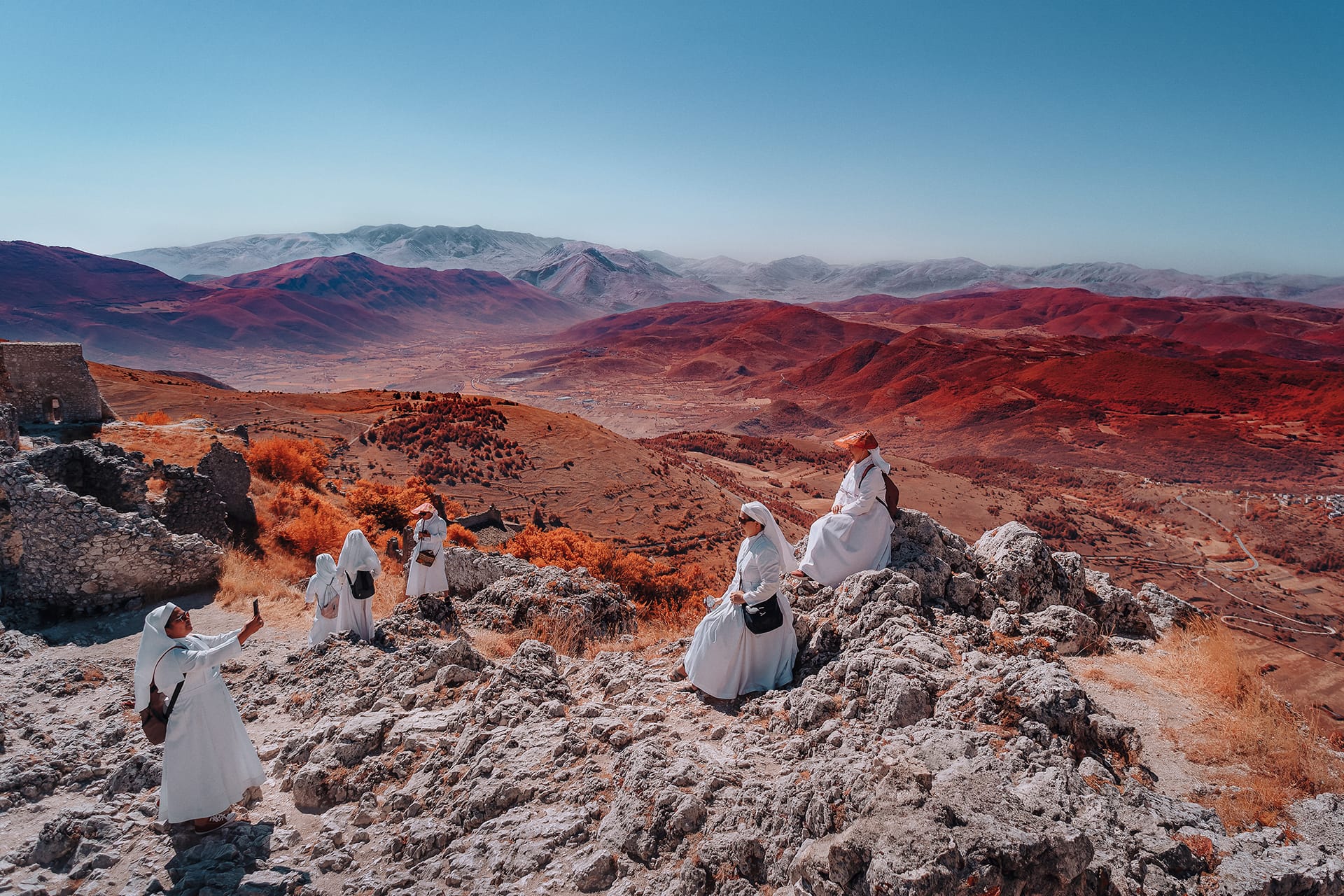 Fotografia all’infrarosso a Rocca Calascio in Abruzzo con tonalità surreali, tecnica di Pino Coduti