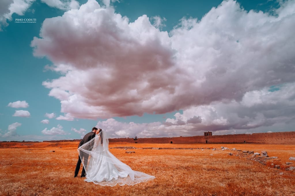 Ritratto di coppia di sposi all'aperto con tecnica dell'infrarosso cromatico.