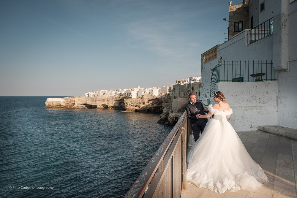 Coppia di sposi affacciati sul mare di Polignano.