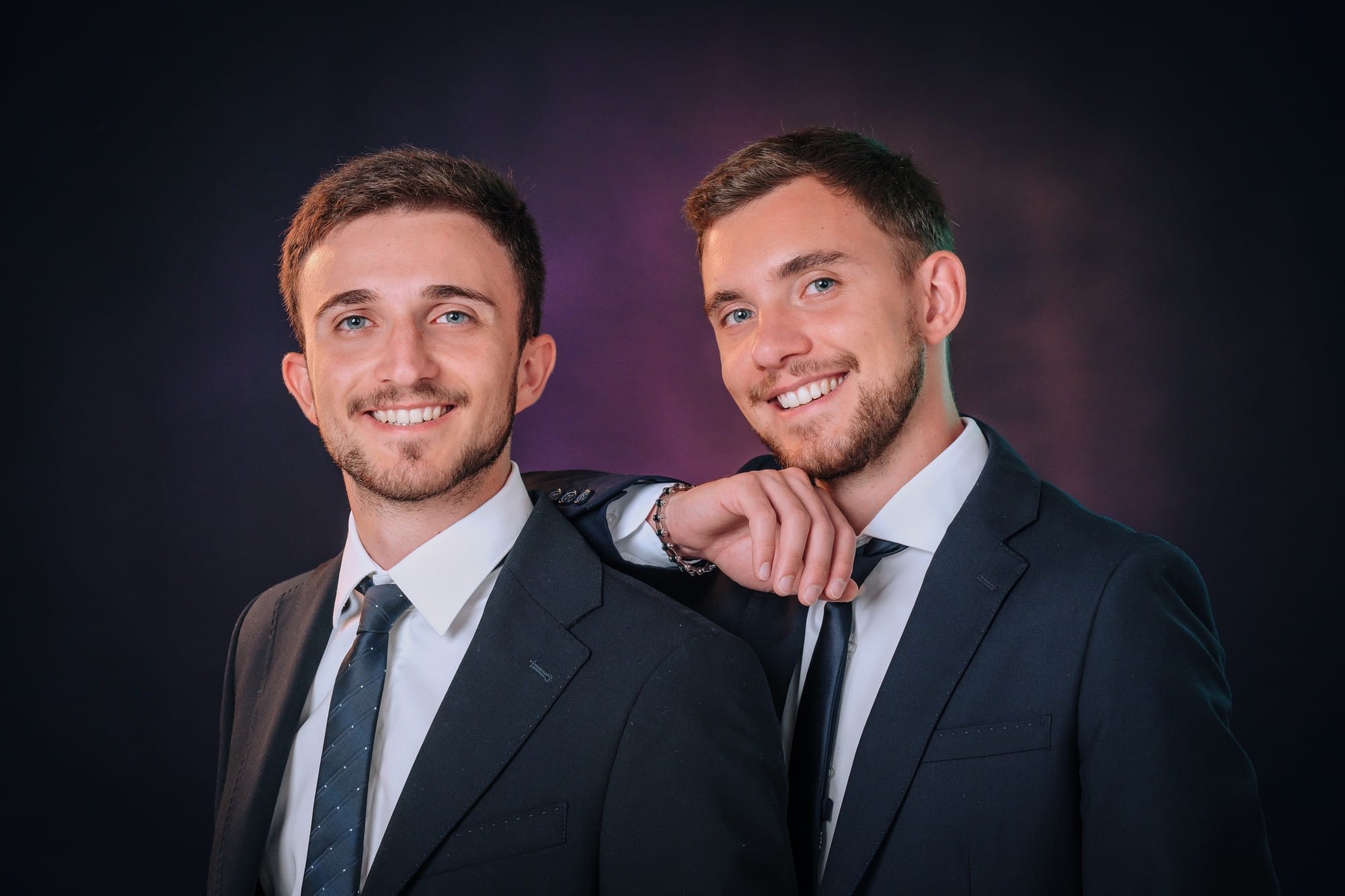 Fotoritratto ragazzi Fotoritratto di due ragazzi eleganti in abito e cravatta.