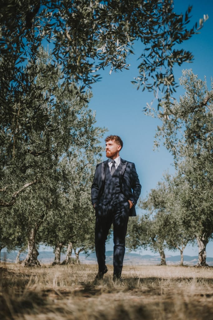 Lo sposo nell'uliveto di famiglia