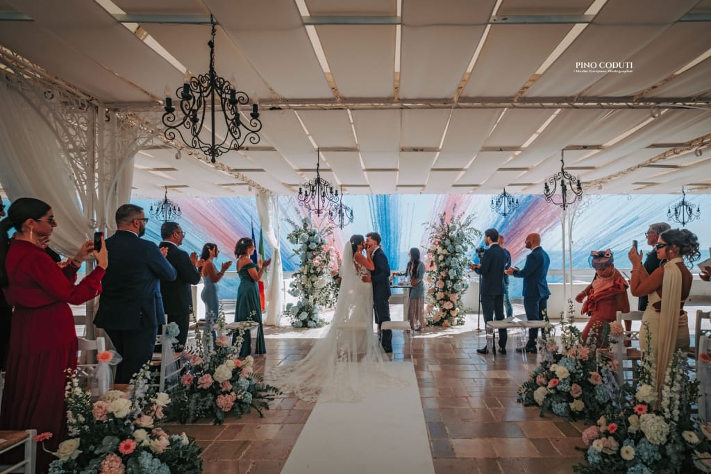 smoke bomb alla cerimonia matrimonio sul mare Mattinata Casa e il Mare