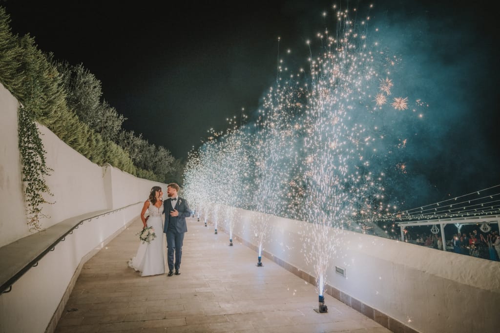 taglio torta bordo piscina Locanda del Carrubo