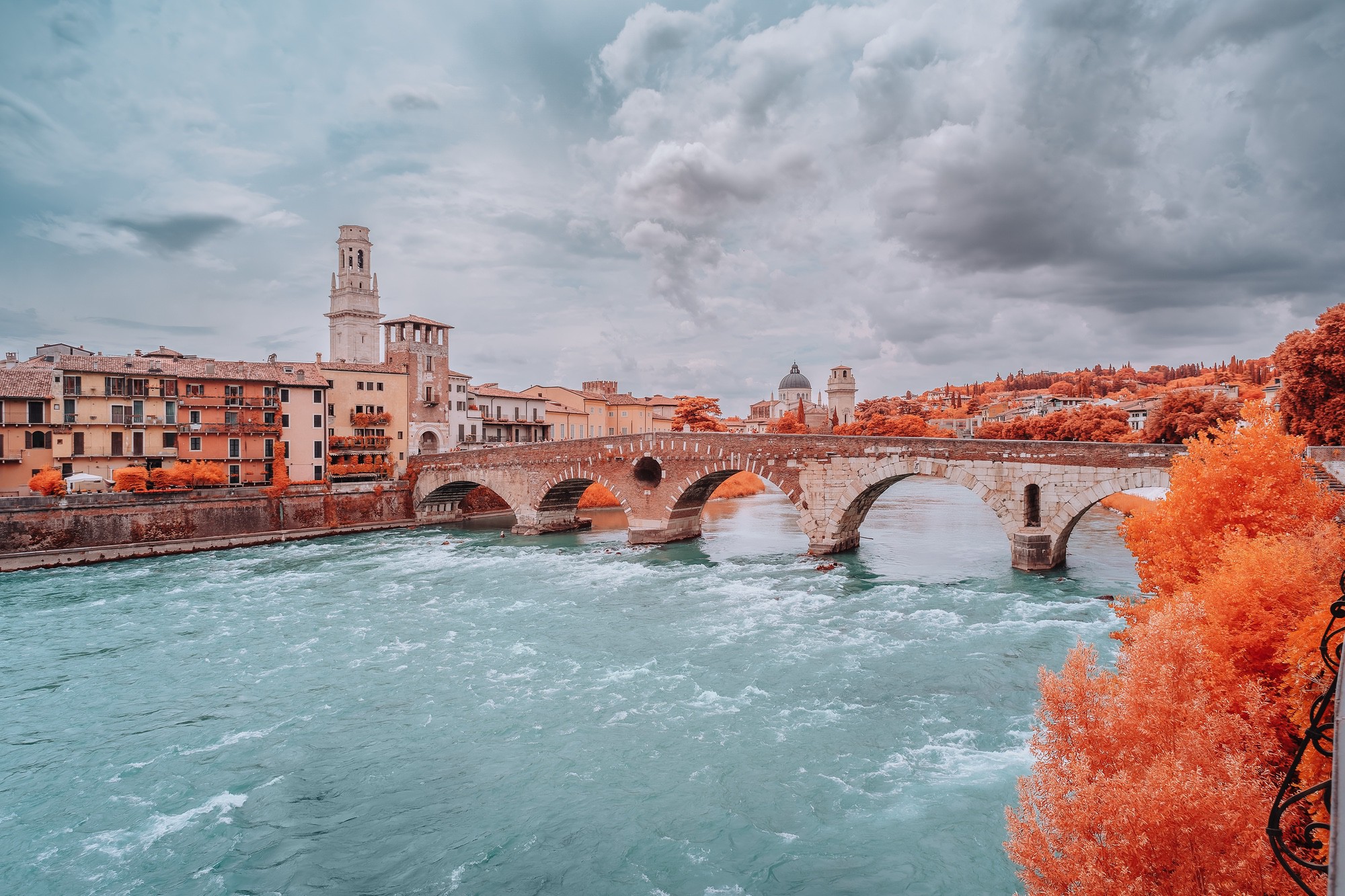 Scatto all'infrarosso cromatico del ponte Pietra di Verona.