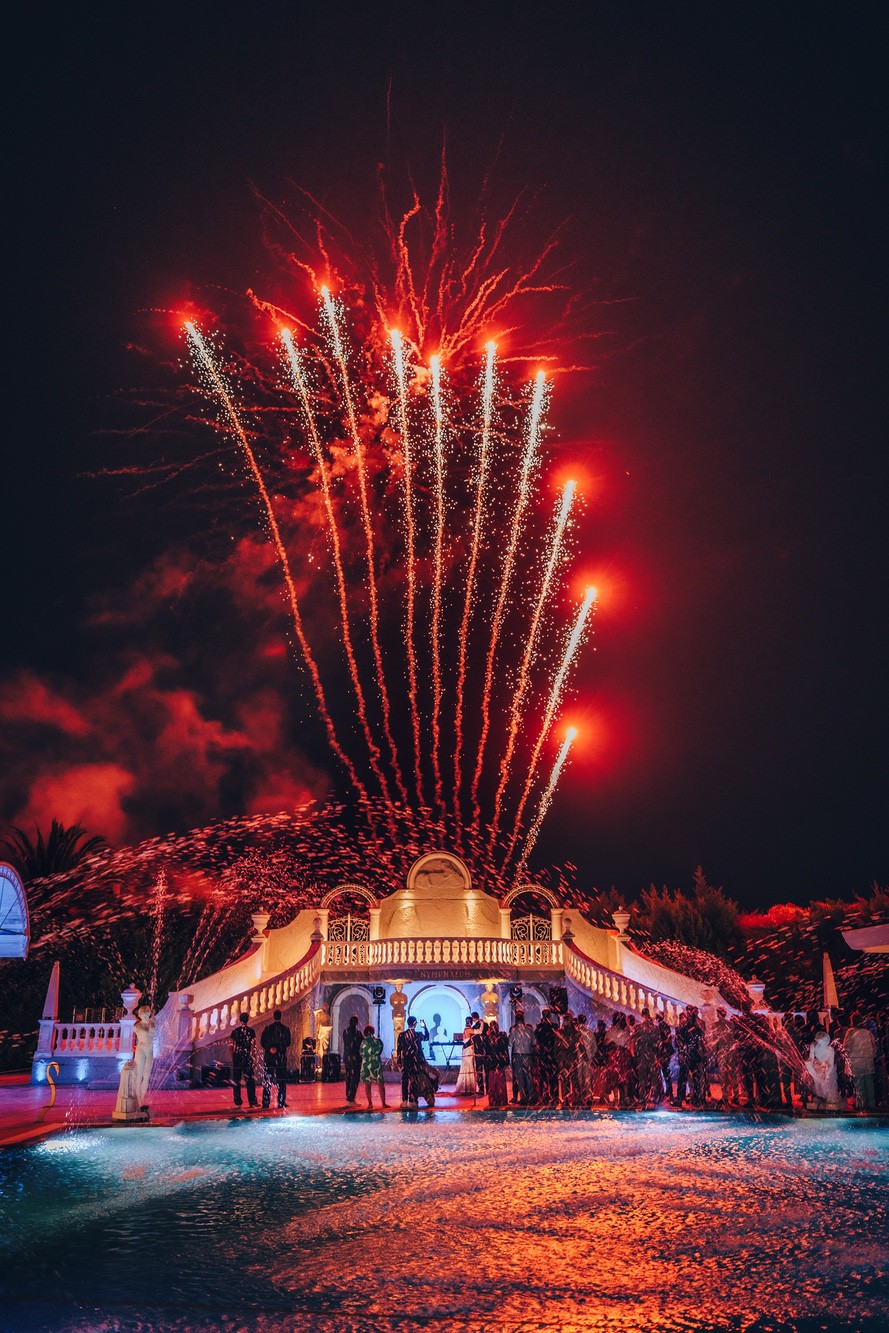 Scatto di fuochi artificiali durante la festa di matrimonio.