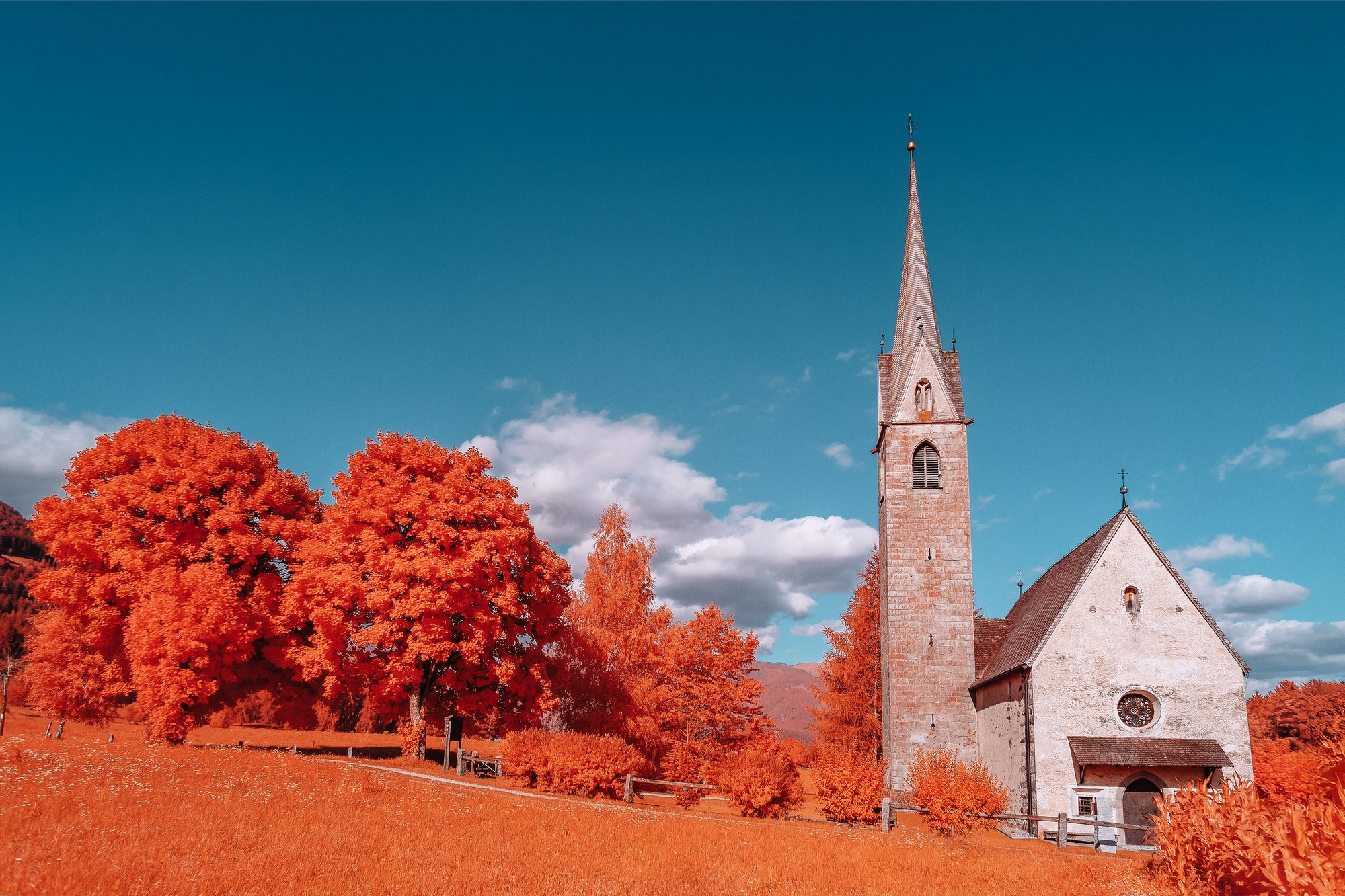 Scatto all'infrarosso cromatico della chiesa di San Valentino Fazes immersa nella natura.