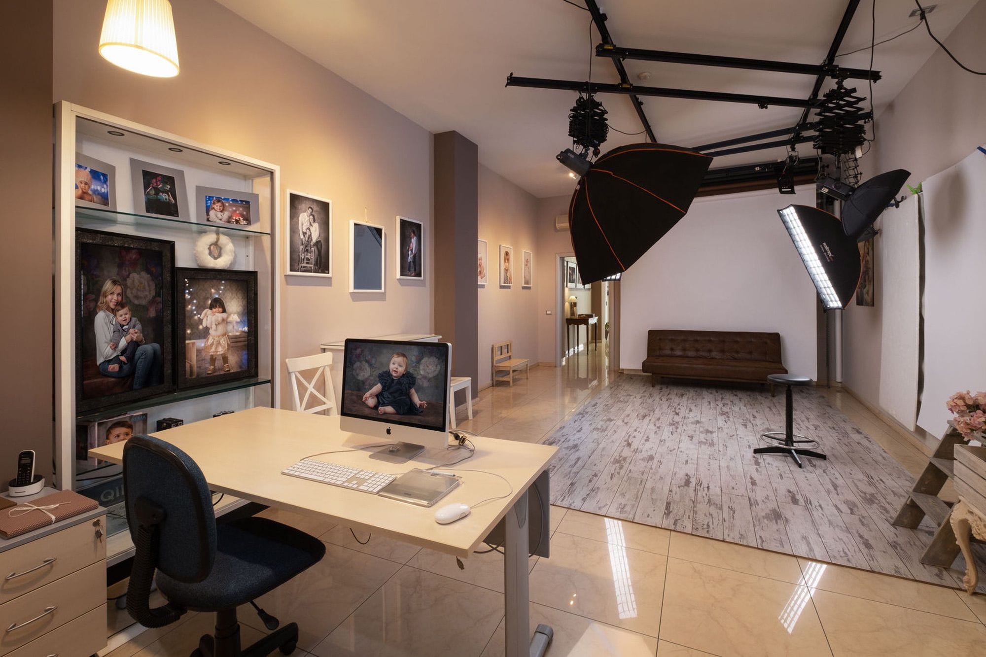 Lo studio fotografico di Pino Coduti con scrivania e luci.