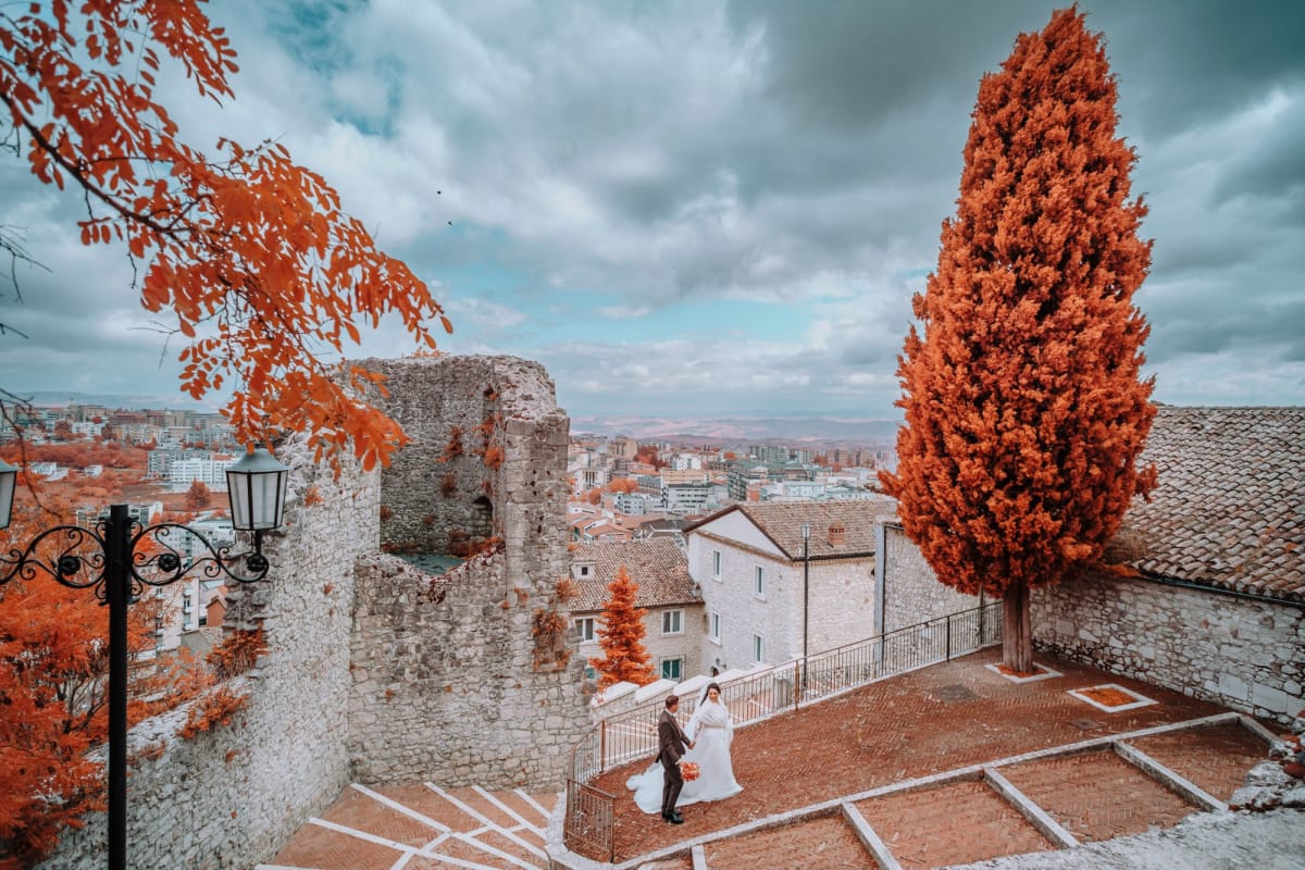 Sposi in posa artistica in infrarosso cromatico tra i vicoli storici di Campobasso in autunno.