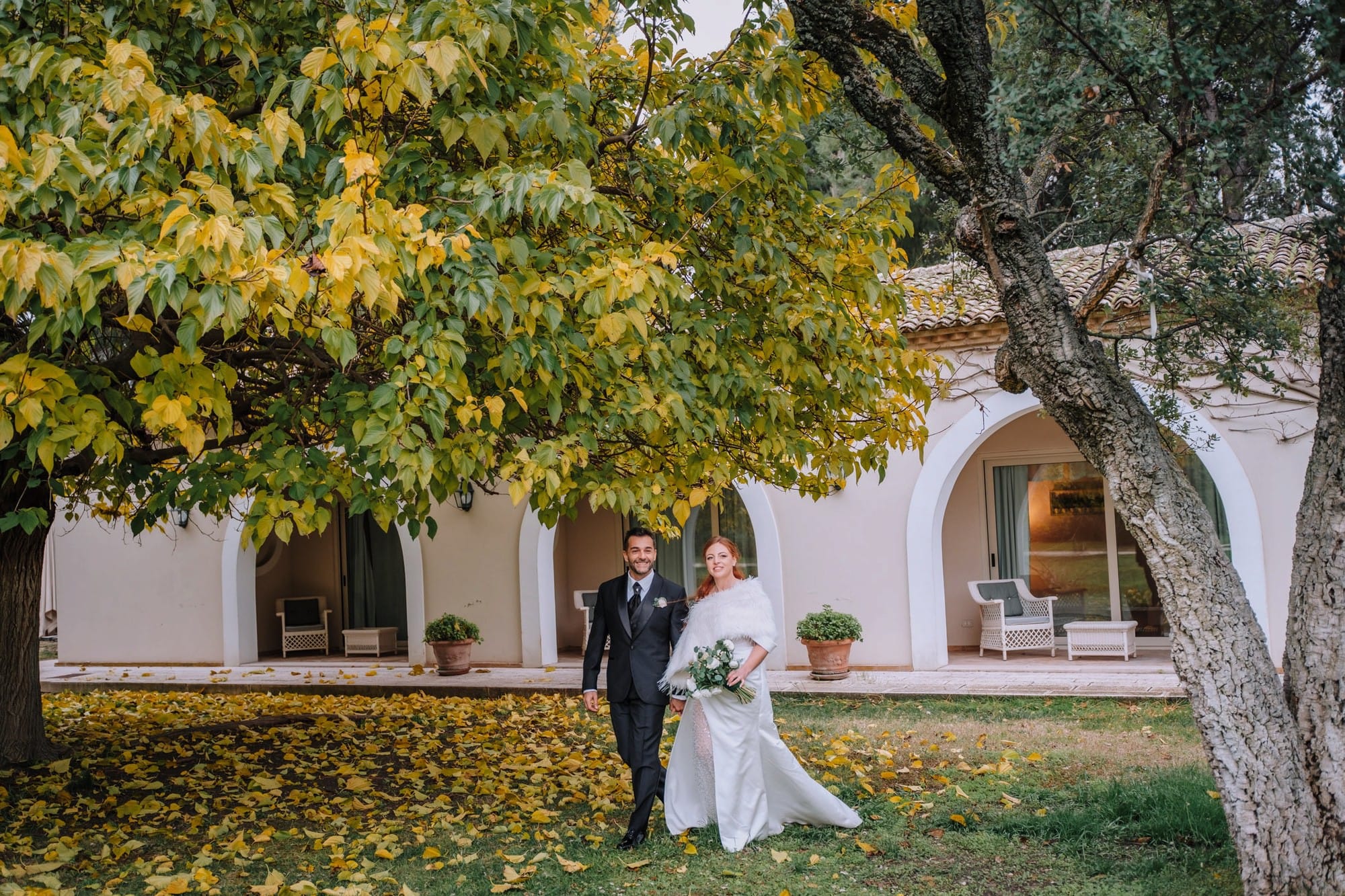 Vista di Casa Freda a Foggia in autunno durante un elegante matrimonio tra luci dorate.