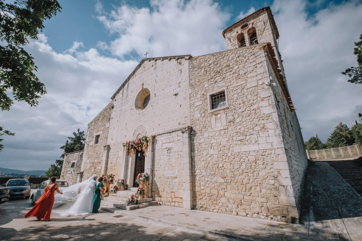 Esterno della chiesa di San Giorgio a Campobasso per matrimonio d’autunno.