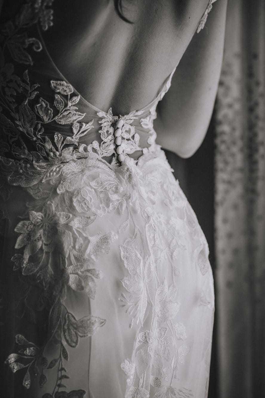 Dettaglio dell’abito da sposa in pizzo fotografato in studio a Lucera per nozze autunnali.
