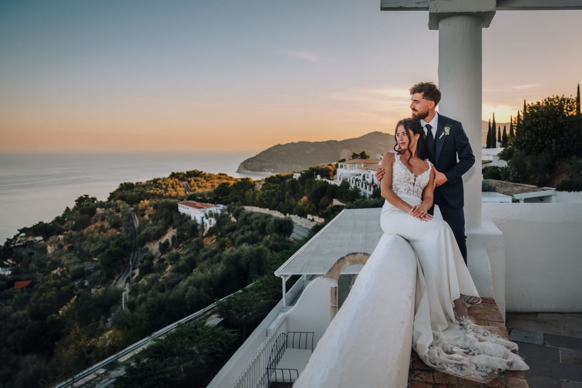Sposi sul terrazzo della Locanda del Carrubo a Mattinata con vista mare del Gargano