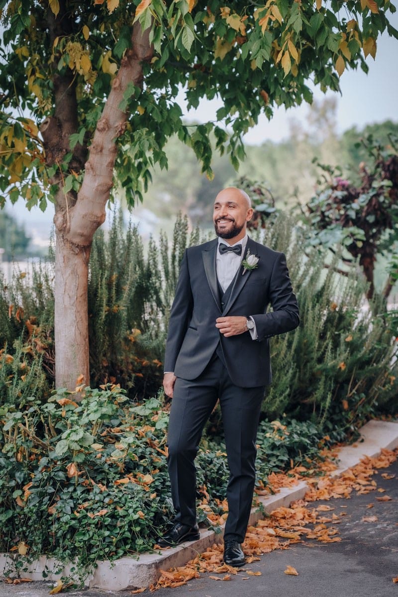 Ritratto dello sposo tra i vicoli storici di Lucera durante un matrimonio in autunno.