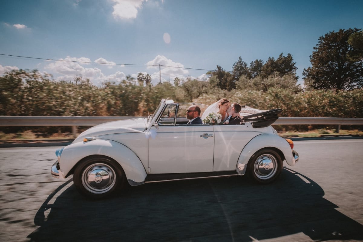 Auto d’epoca tra le campagne pugliesi in autunno per matrimonio elegante.