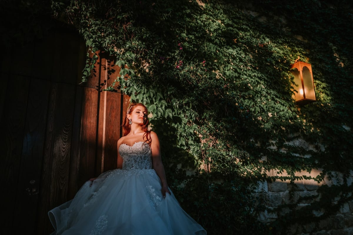 Sposa avvolta dalla luce dorata al Giardino del Mago a Canosa in un matrimonio d’autunno.