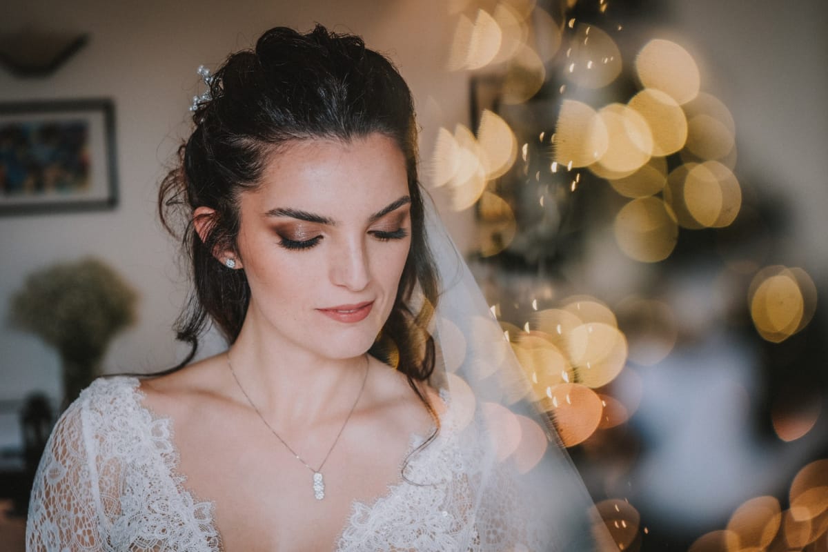Ritratto di sposa durante i preparativi in una location elegante in Puglia in autunno.