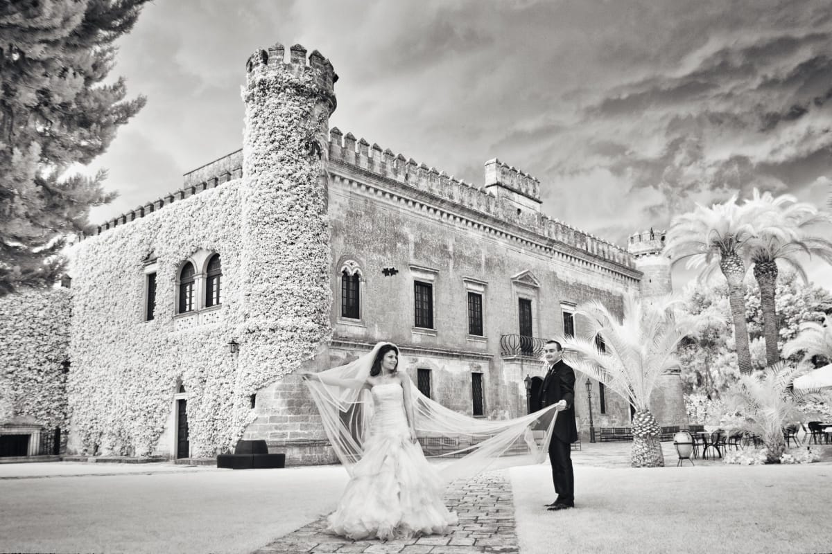 Fotografia di sposi all'infrarosso con castello ed alberi.