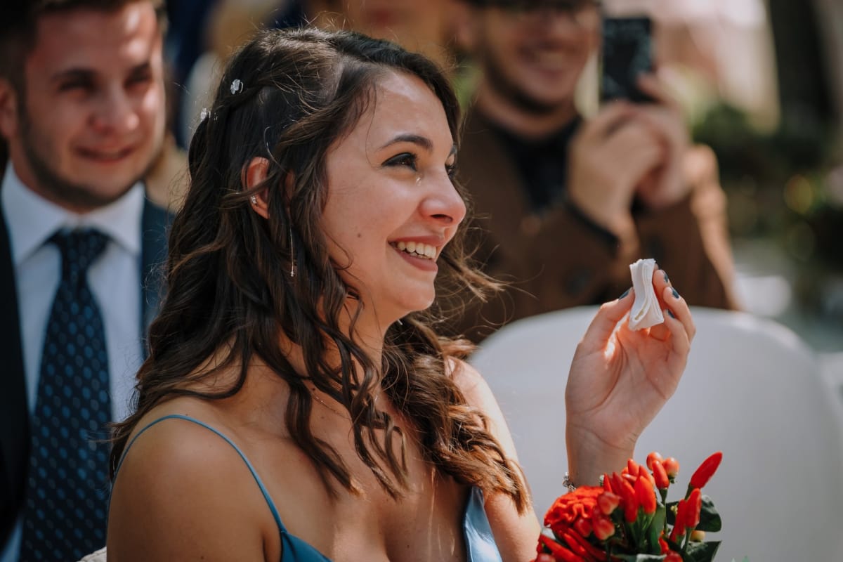 Invitata con fazzoletto per asciugare lacrime di commozione.