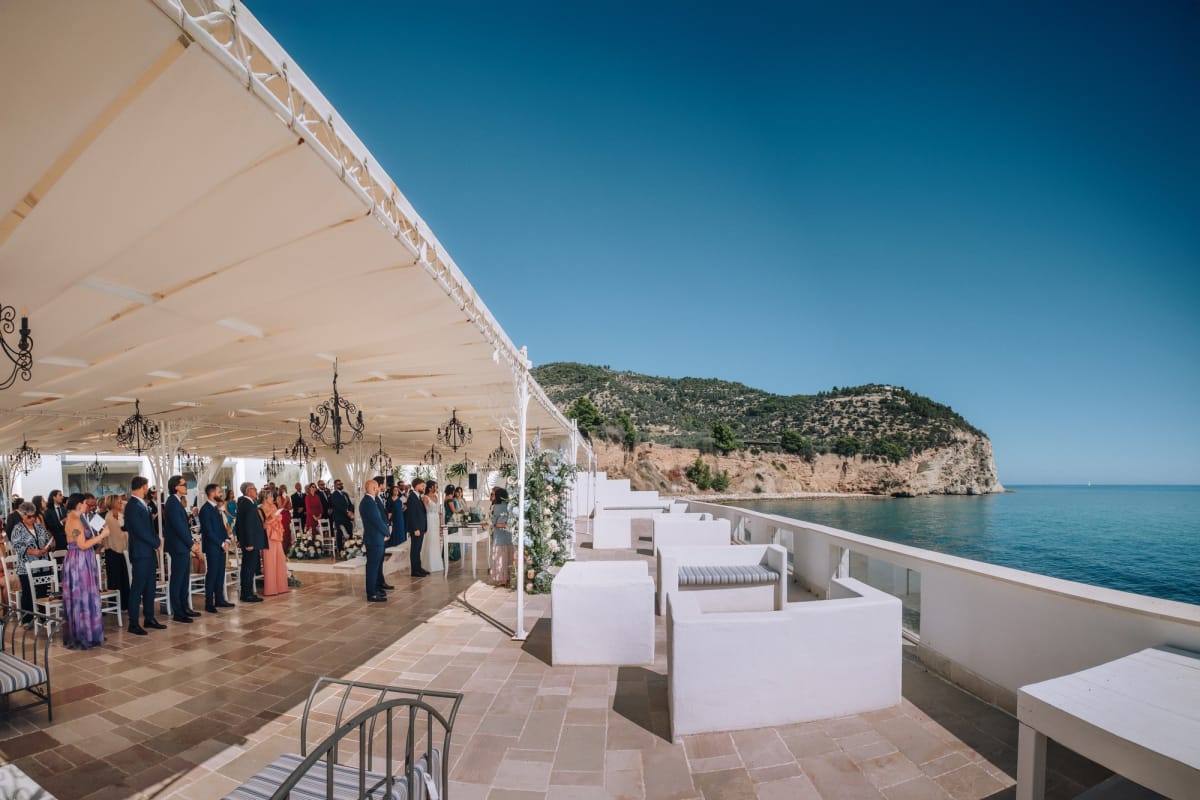 Rito della sabbia su una terrazza con vista mare.