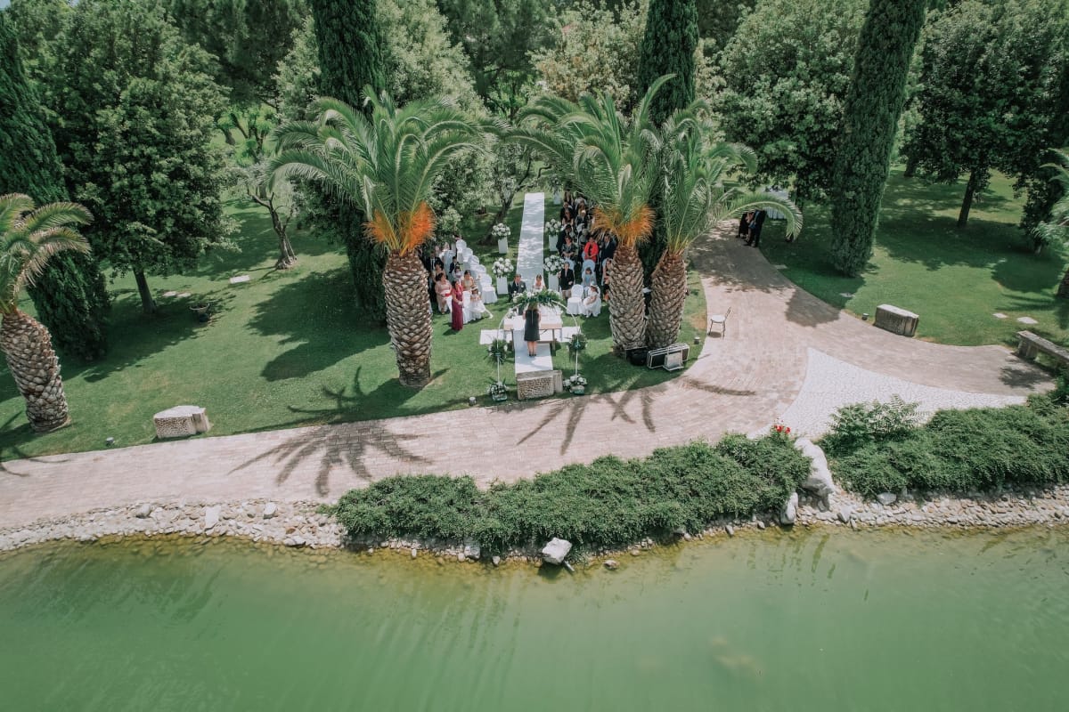 Foto del rito della sabbia in un giardino tra le palme dall'alto.
