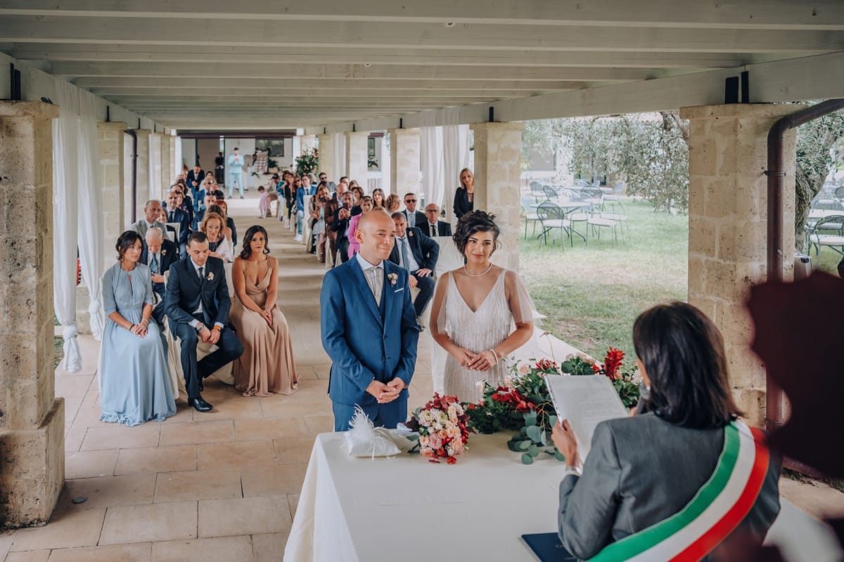Ufficiale civile celebra officia matrimonio all'aperto.