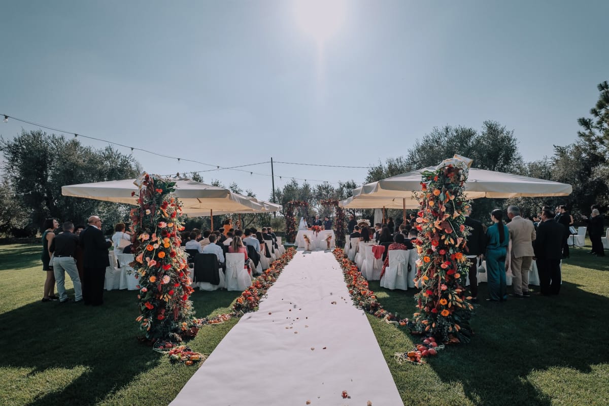 Panoramica di un matrimonio civile all'aperto.