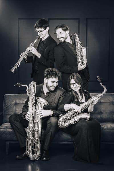 Ritratto professionale di un gruppo di musicisti con sax, realizzato in studio per raccontare il team e il loro lavoro attraverso un progetto fotografico coerente 