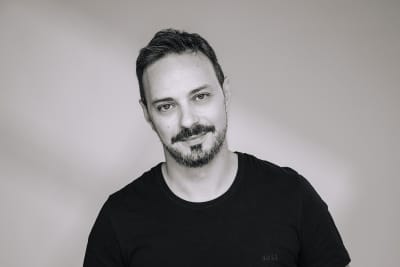 Ritratto fotografico in bianco e nero di un giovane imprenditore realizzato da Pino Coduti