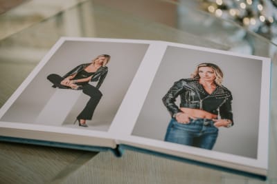 Libro fotografico aperto con due ritratti stampati su carta Fine Art realizzati da Pino Coduti
