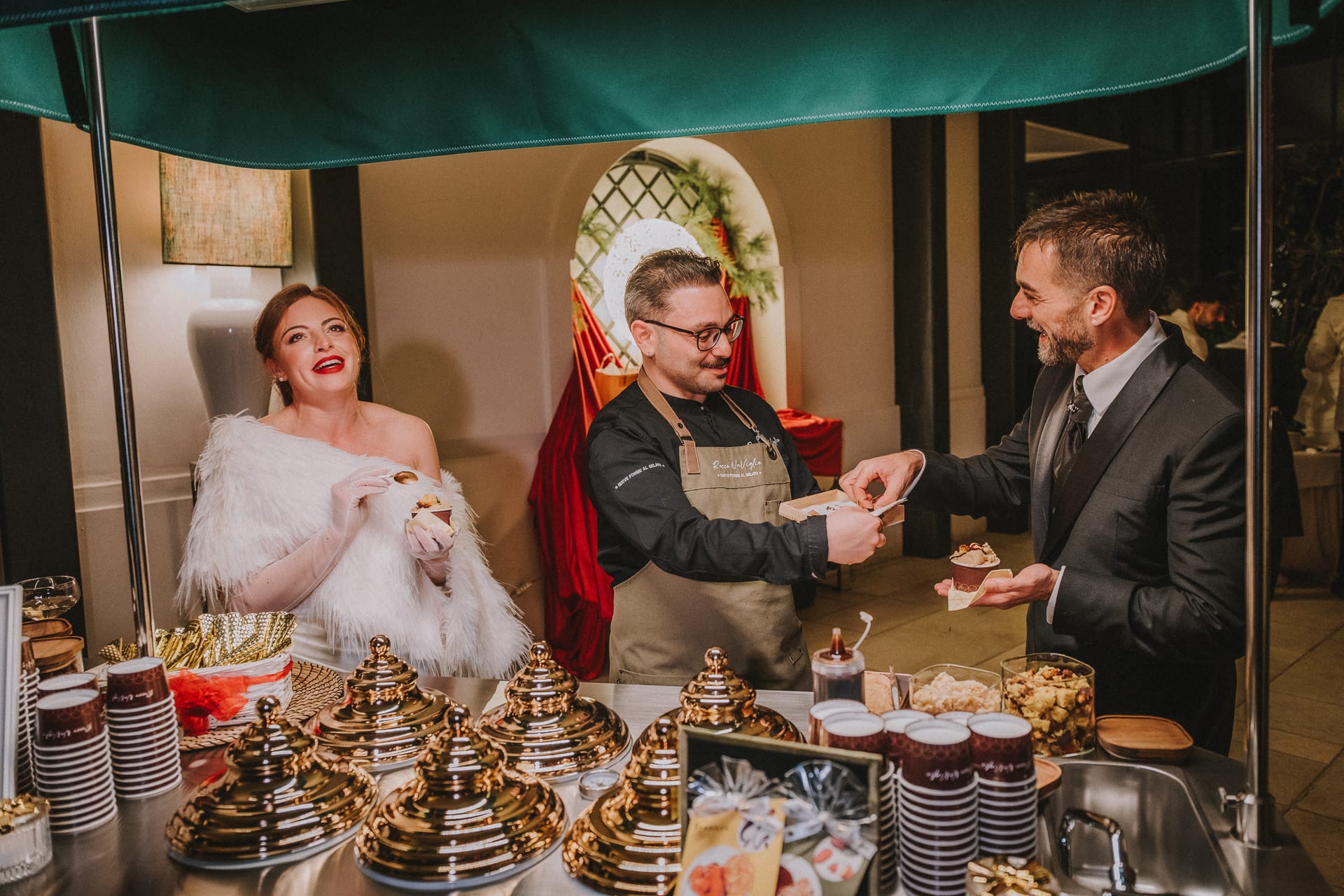 Come scegliere il fotografo del matrimonio giusto, sposi durante un momento spontaneo del matrimonio fotografato da Pino Coduti