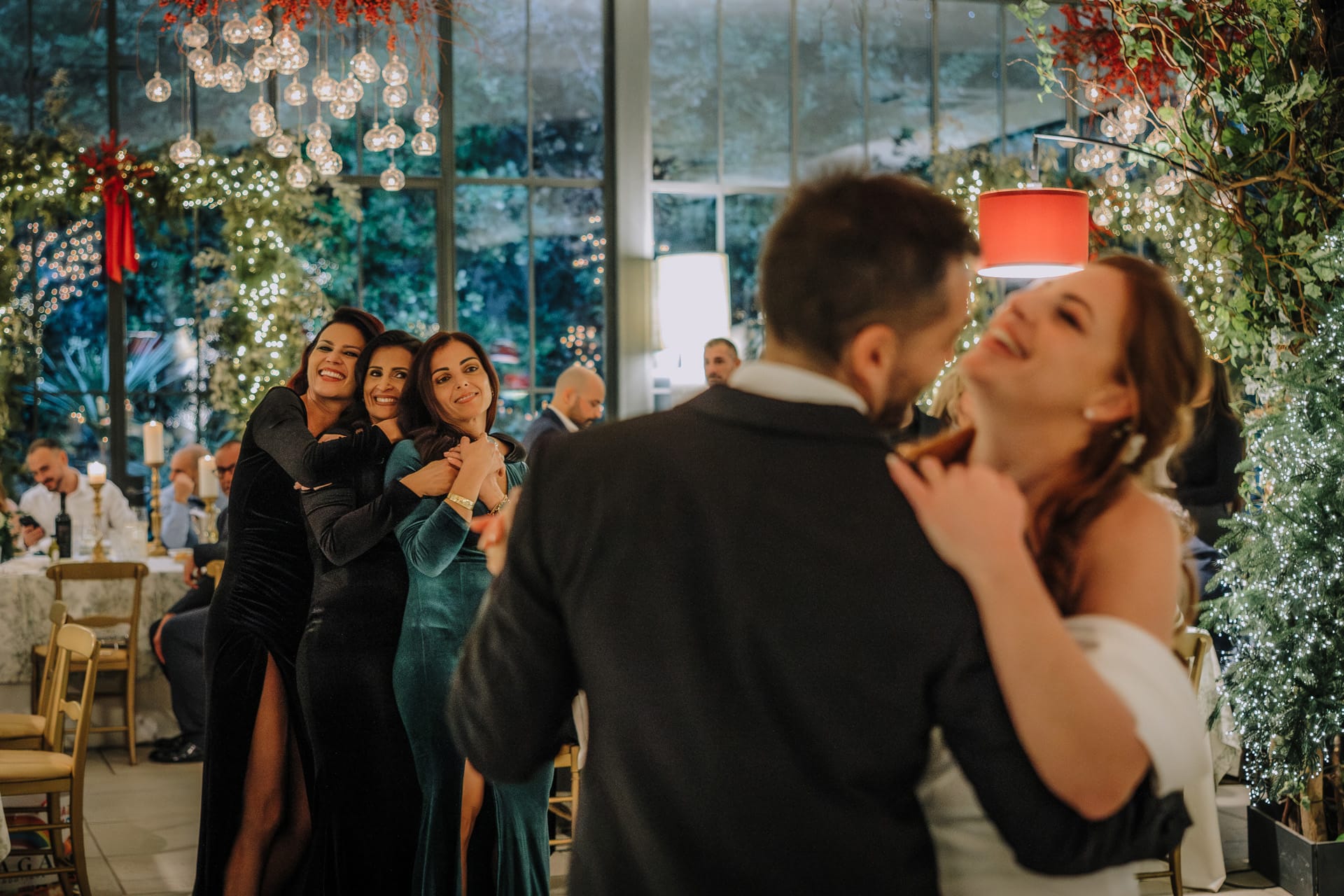 Momento spontaneo tra gli invitati durante il ricevimento di matrimonio.